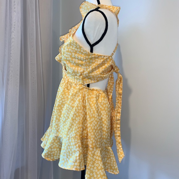 BOUTIQUE yellow SHORTS set romper tie back outfit women’s size SMALL - Picture 9 of 10